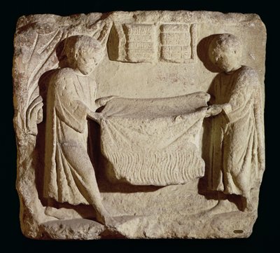 Relief, das einen Tuchhändler in seinem Laden darstellt von Roman